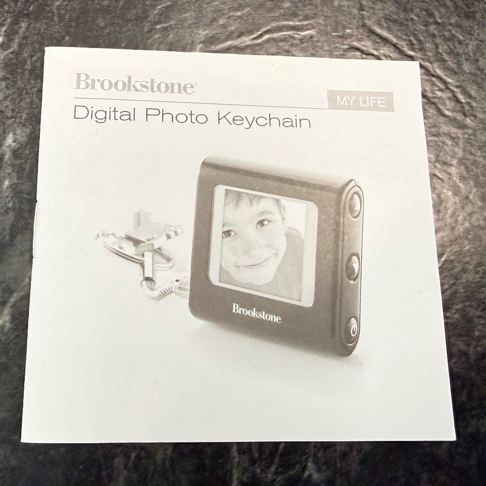 BROOKSTONE Digital Photo Keychain - Picture 6 of 12